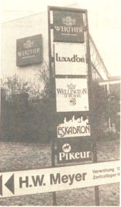 Hinweisschild Geländezufahrt zu den Marken Werther International, Luxador, Wellington of Bilmore, Eskadron und Pikeur