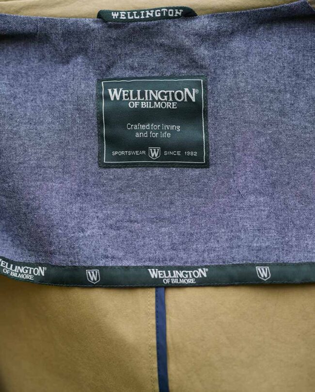Stirling - sporty men's short coat with concealed zipper and button placket made of fine gabardine in color sand I Wellington of Bilmore