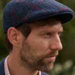 Henry Cap -  blaue Harris Tweed Mütze mit rotem Karo