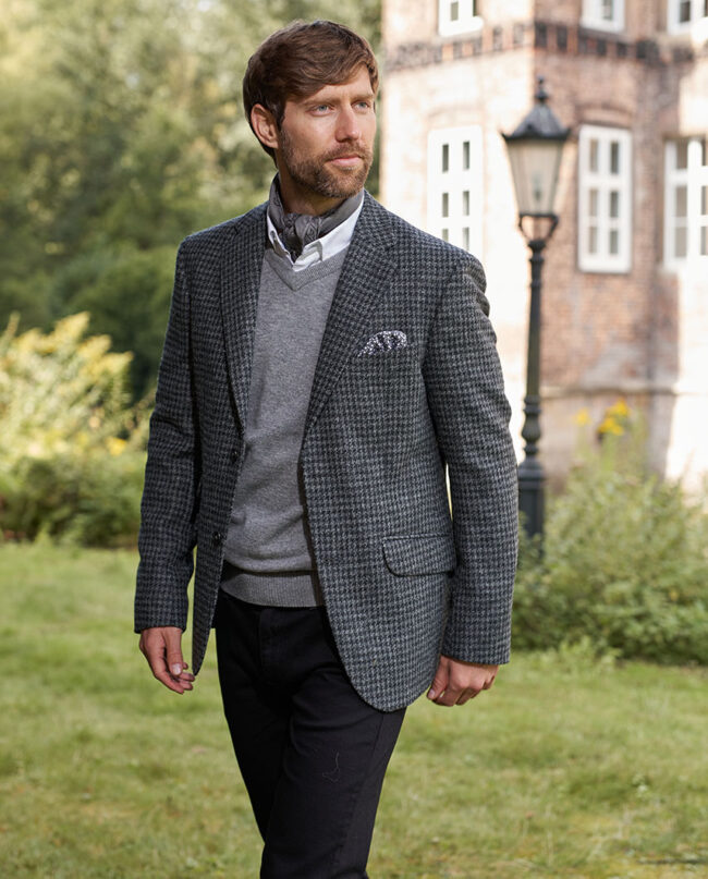 Harris tweed jacket &#039;&#039;London&#039;&#039;, in two-button design, high-quality workmanship with elbow patches made of genuine leather in black houndstooth by Wellington of Bilmore