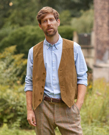 Tailor - Herren Lederweste aus super softem Ziegenvelour in mud - Frontansicht | Wellington of Bilmore