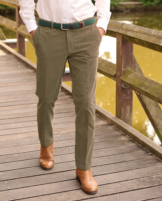Mr. Bradley - Men's corduroy trousers in fine corduroy in the color mud I Wellington of Bilmore