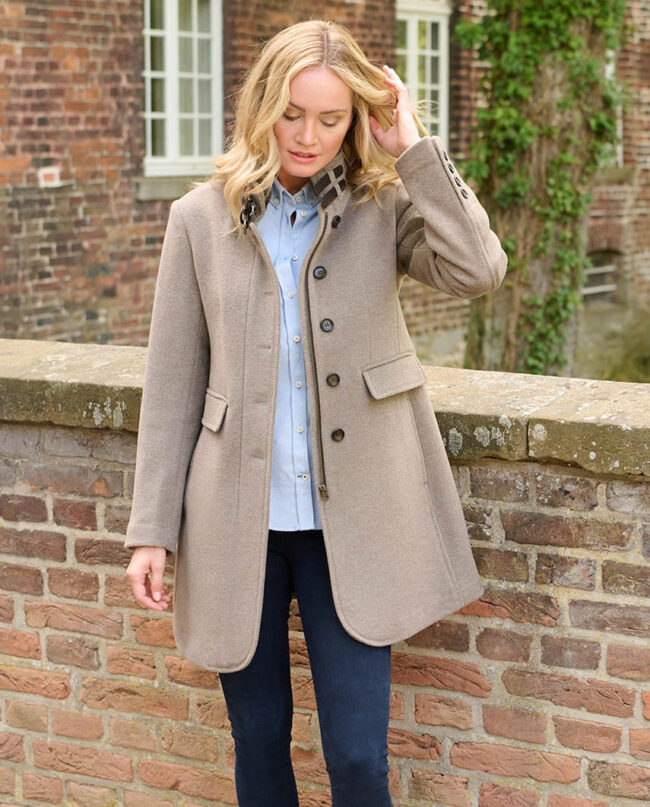 The &quot;Paula&quot; long coat for women made of high-quality cotton in navy impresses with its easy-to-combine color and fashionable button placket I Wellington of Bilmore