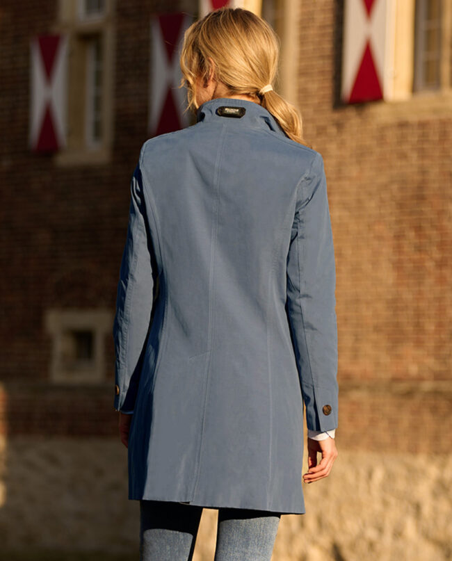 Damen Kurzmantel ''Victoria'' aus 100% Baumwoll-Mischgewebe, leicht tailliert in moonlight blue mit Patten - und seitlichen Einschubtaschen von Wellington of Bilmore