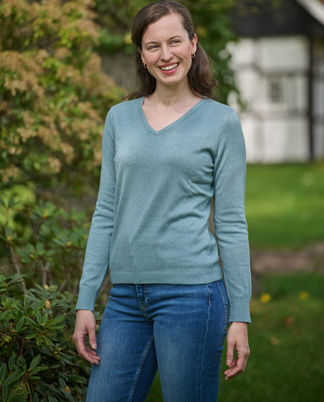 Jane - Knitted sweater for women made of 100% cotton in Petrol | Wellington of Bilmore