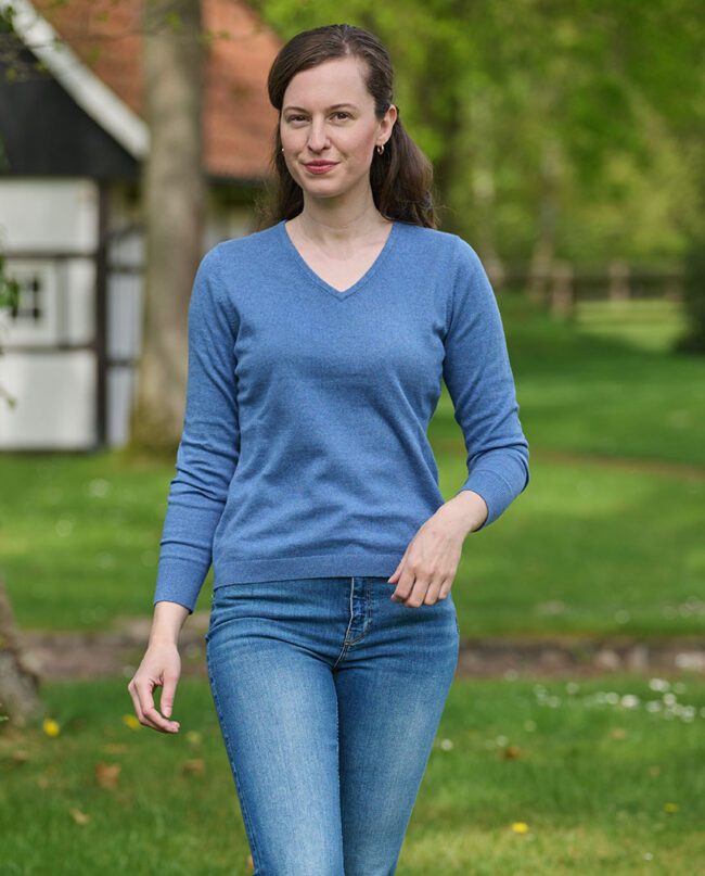 Jane - Women's sweater made of 100% cotton and with V-neck in denim blue | Wellington of Bilmore