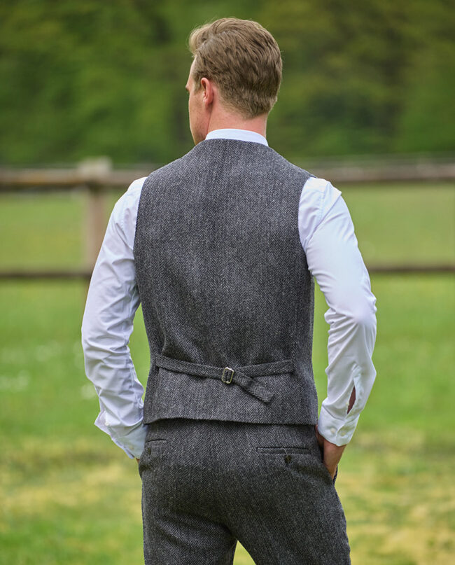 Wales - classic men's vest made from original Harris Tweed, anthra herringbone I Wellington of Bilmore